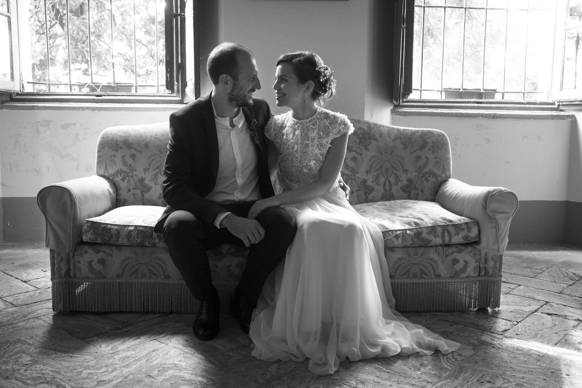 Momento intimo durante i preparativi di un matrimonio